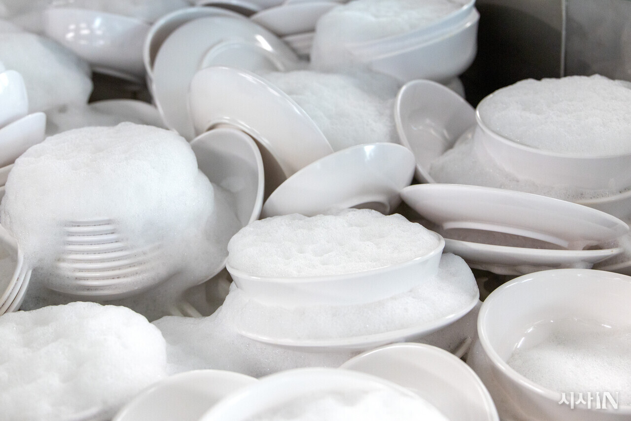 다회용기 세척 과정은 환경부와 식품의약품안전처의 세척 위생 가이드라인을 따른다. ⓒ시사IN 신선영