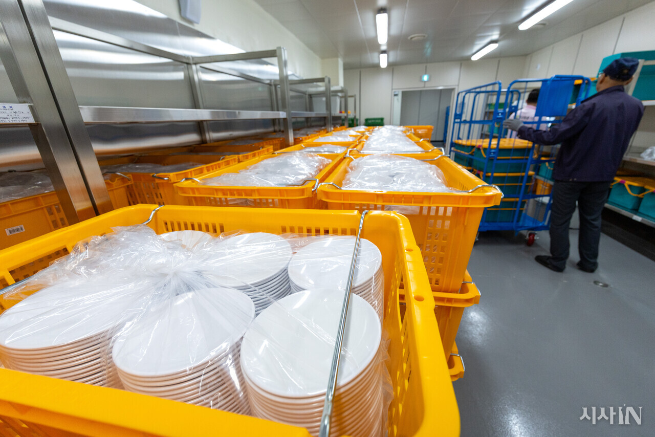 소독실에서 고온건조를 마친 다회용기가 포장되어 있다. ⓒ시사IN 신선영