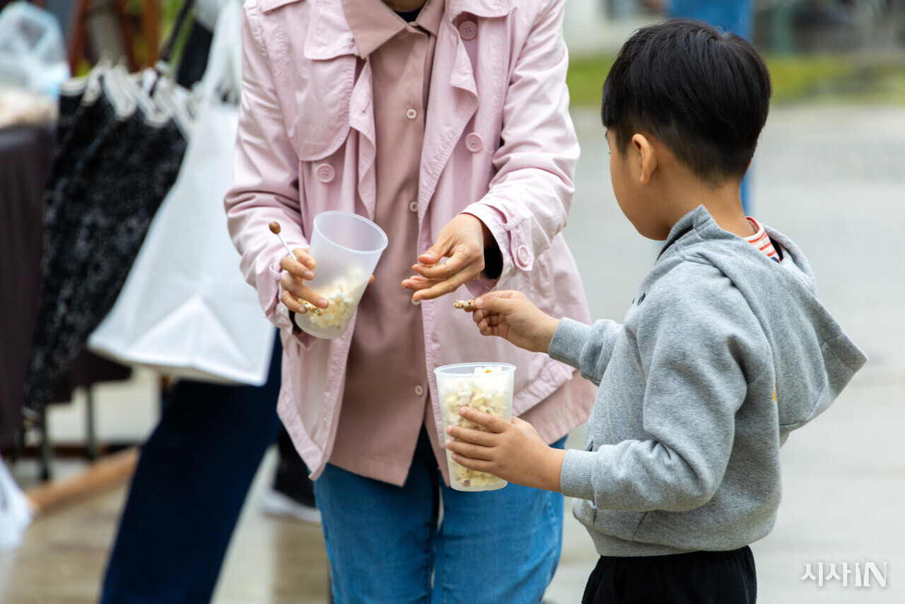 5월10일 청주시 ‘그린 페스티벌’에서 시민들이 다회용기를 사용하고 있다. ⓒ시사IN 신선영