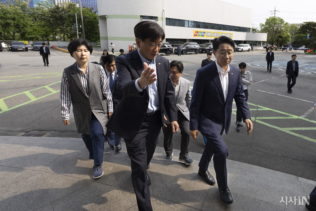 5월21일 오후 더불어민주당 조정식 의원(오른쪽)이 시흥 SPC삼립 시화공장을 방문했다.ⓒ시사IN 이명익