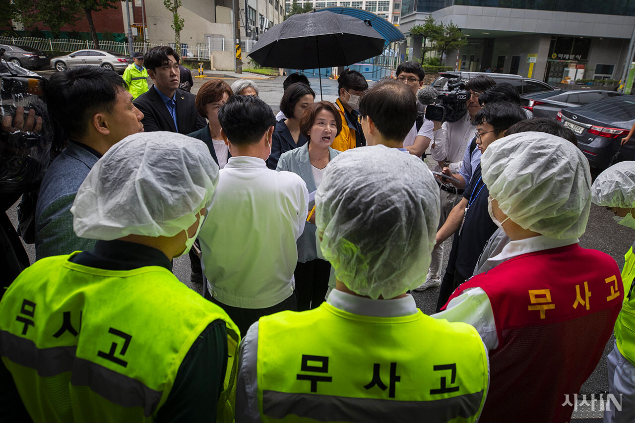 2023년 8월11일 정의당 의원들이 끼임 사고로 사망자가 발생한 SPC그룹 샤니 성남공장에 대한 현장 검증에 나서자 회사 관계자들이 의원들의 출입을 막고 있다.  ⓒ시사IN 신선영