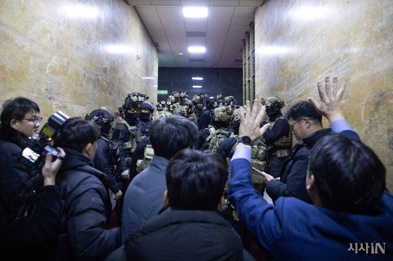 12·3 비상계엄 당시 국회 복도에서 대치하는 군인과 시민