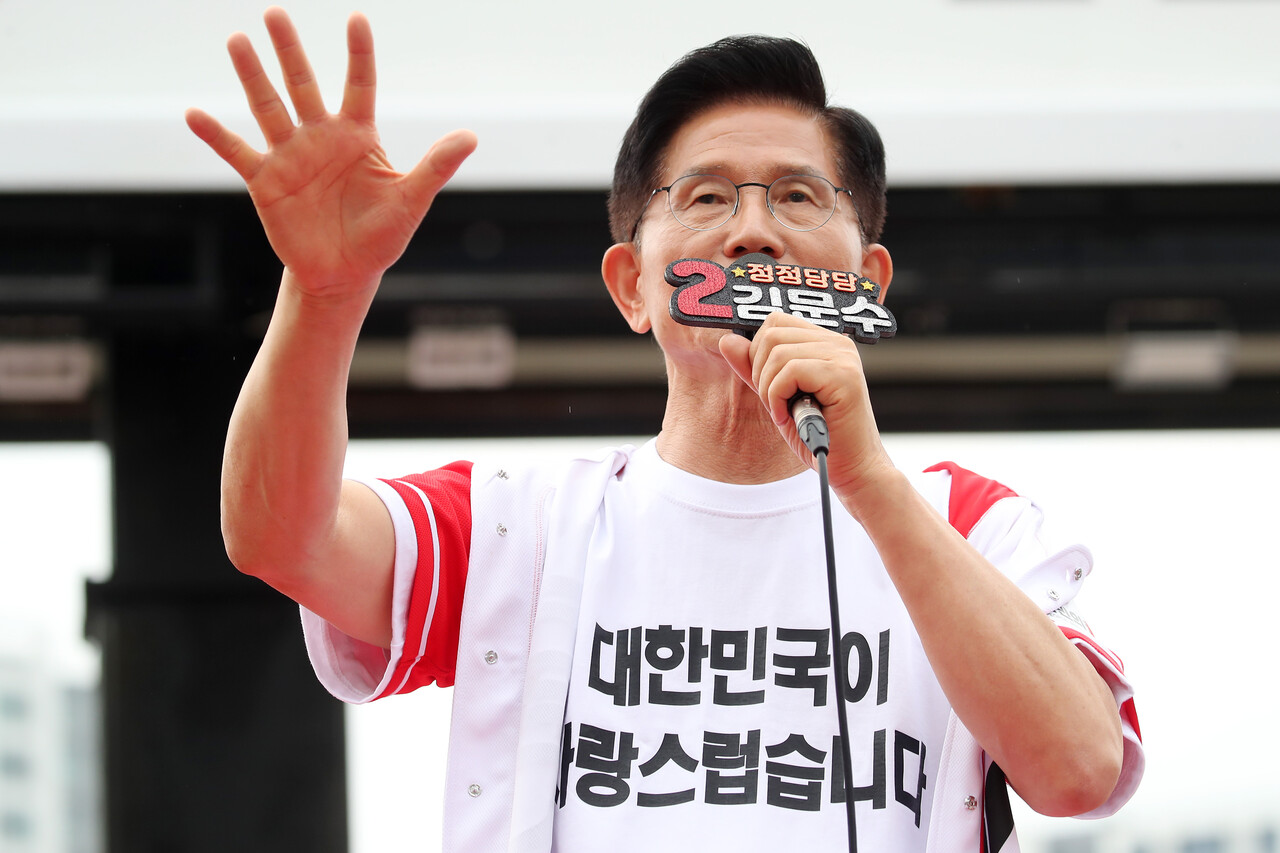 국민의힘 김문수 대선 후보가 제21대 대통령선거 선거일을 하루 앞둔 6월2일 동대구역 광장에서 시민들에게 지지를 호소하고 있다. ⓒ공동취재