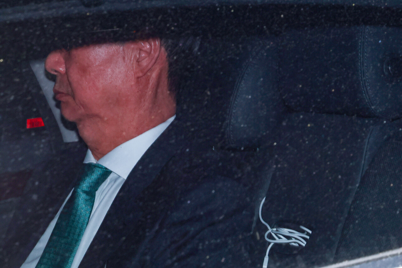 한덕수 전 국무총리가 5월26일 밤 서울 서대문구 경찰청 세검정로 별관에서 내란 혐의 피의자 소환 조사를 마치고 청사를 빠져나가고 있다. ⓒ연합뉴스