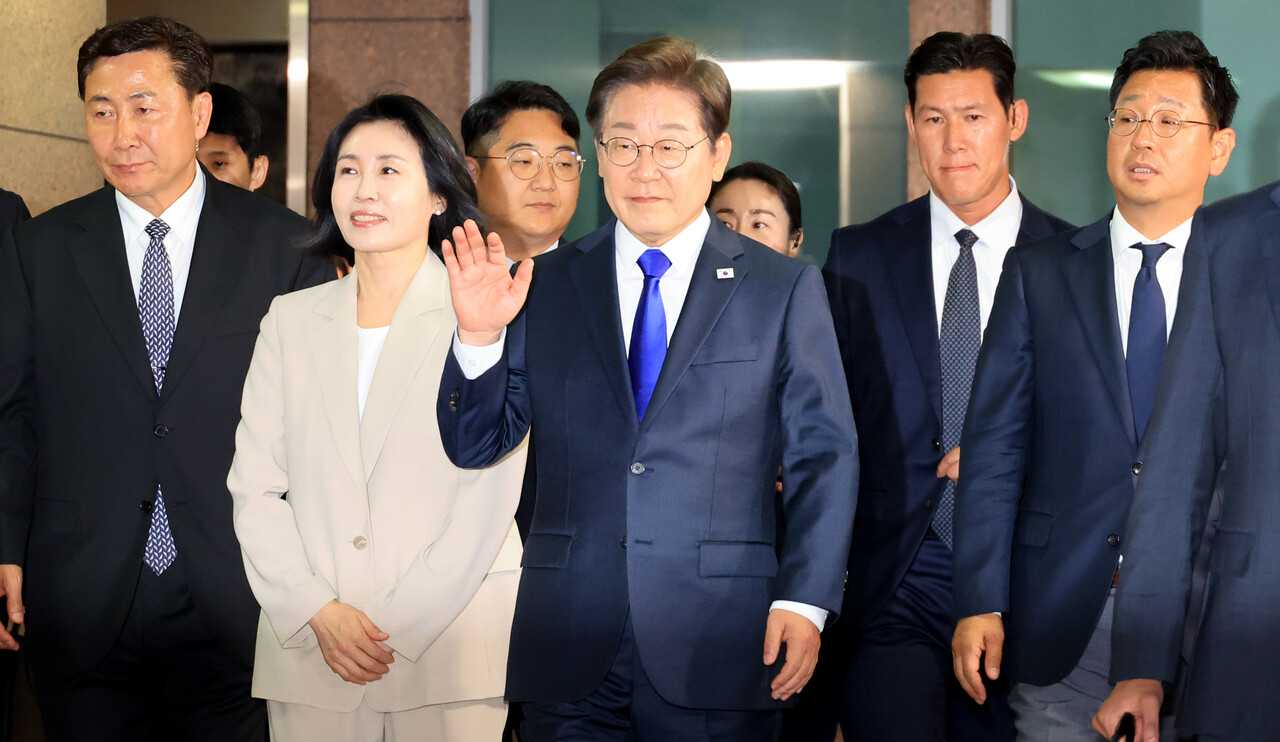 제21대 대통령 선거에서 당선이 확실시되는 더불어민주당 이재명 후보가 6월3일 밤 인천 계양구 자택을 나서며 주민과 지지자에게 인사하고 있다. ⓒ연합뉴스