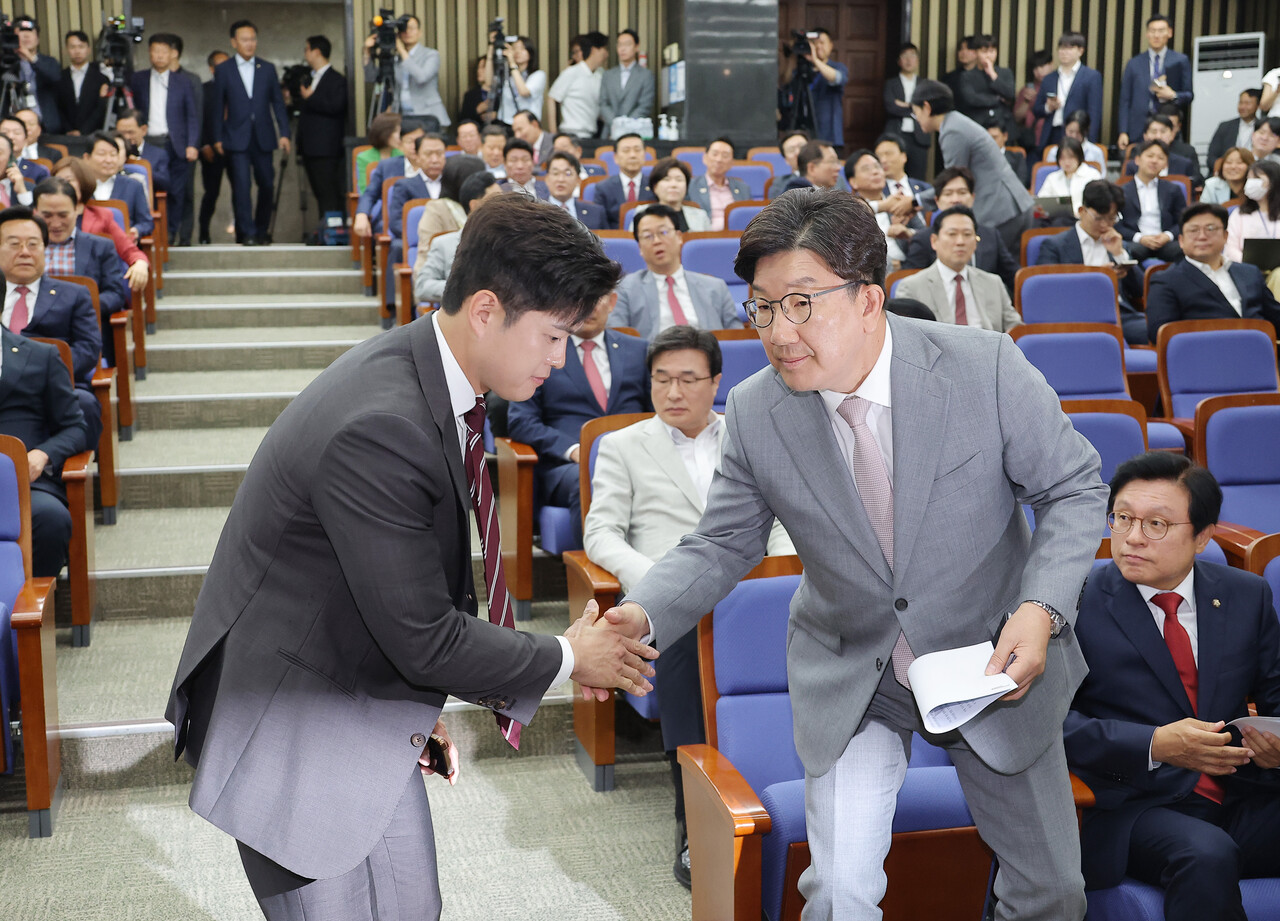 국민의힘 김용태 비상대책위원장과 권성동 원내대표가 6월5일 서울 여의도 국회에서 열린 의원총회에 참석해 악수를 하고 있다. ⓒ연합뉴스