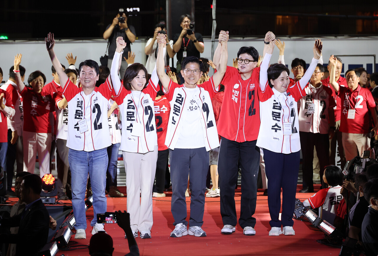 국민의힘 김문수 대선 후보가 6월2일 서울시청 앞 서울광장에서 열린 피날레 유세에서 지지를 호소하고 있다. 왼쪽부터 안철수 의원, 나경원 의원, 김 후보, 한동훈 전 대표, 양향자 전 의원. ⓒ연합뉴스