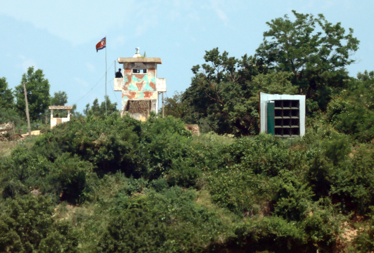 6월12일 경기도 파주시 자유로에서 바라본 북한 대남 방송 스피커 옆 초소에서 북한군이 경계 근무하고 있다. 이날 합동참모본부는 오늘 북한의 대남 소음 방송이 청취된 지역은 없다고 밝혔다. ⓒ연합뉴스