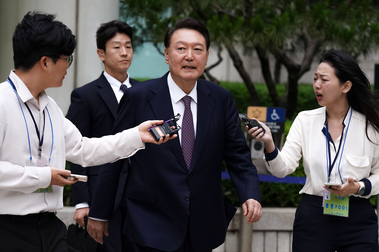 윤석열 전 대통령이 6월16일 서울 서초구 서울중앙지방법원에서 열린 내란 우두머리 혐의·직권남용 권리행사 방해 혐의 사건 7차 공판을 마치고 취재진의 질문을 받으며 법원을 나서고 있다. ⓒ사진공동취재단