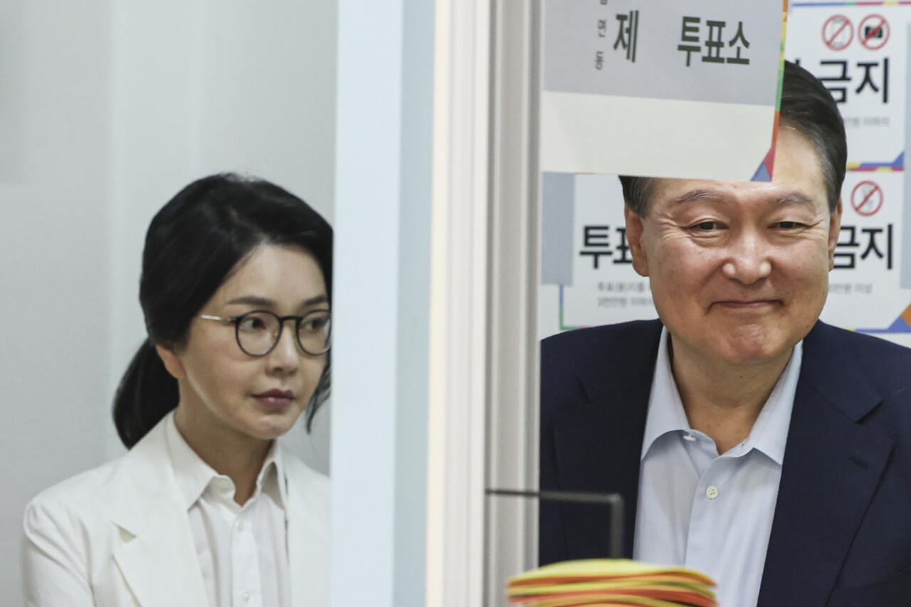 윤석열 전 대통령과 김건희 여사가 제21대 대통령 선거일인 6월3일 서울 서초구 원명초등학교에 마련된 서초4동제3투표소에서 투표하기 위해 줄을 서고 있다. ⓒ공동취재