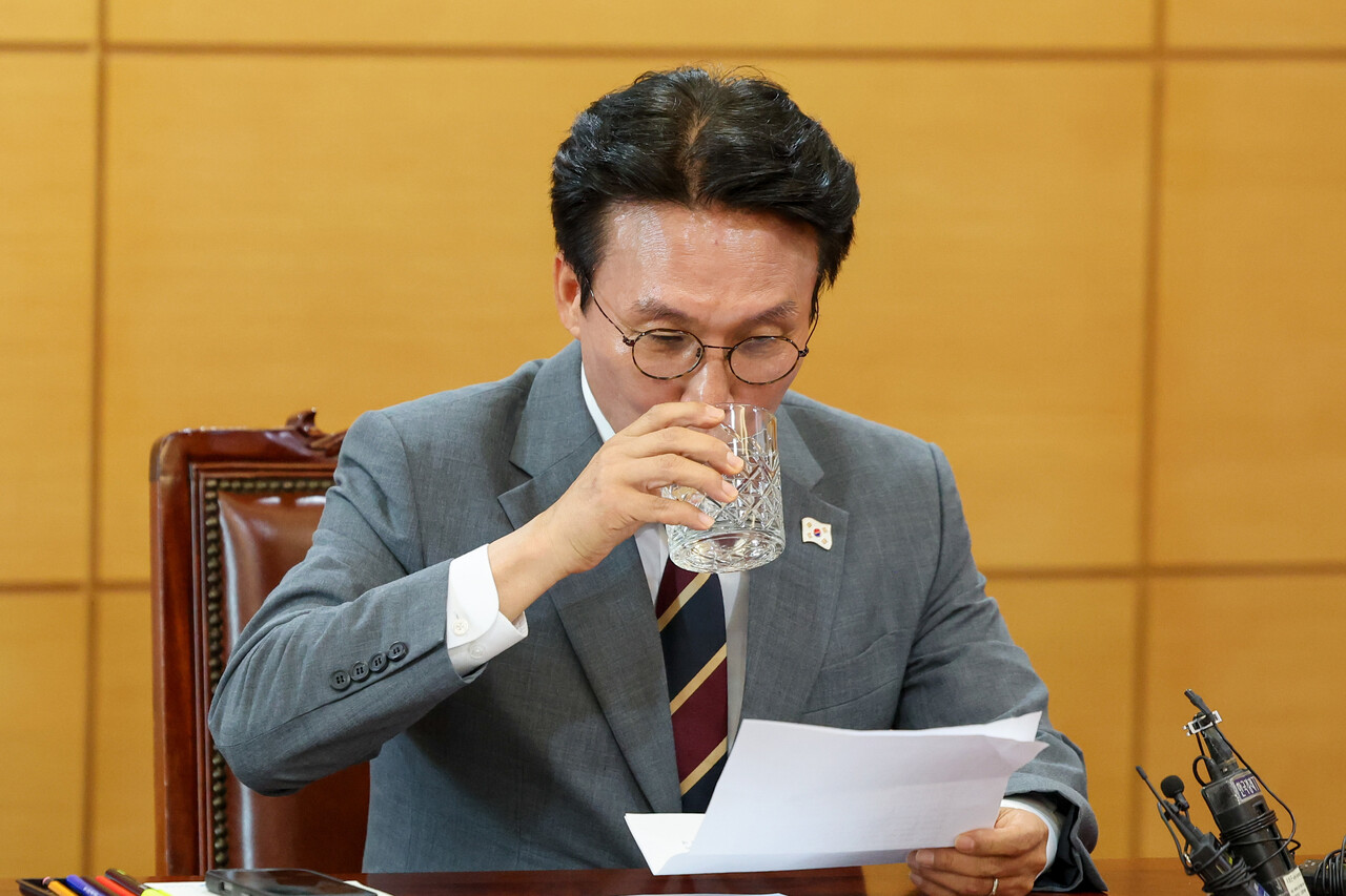 6월10일 김민석 국무총리 후보자가 서울 종로구 금융감독원 연수원에서 기자간담회를 하던 중 물을 마시고 있다. ⓒ청사사진기자단