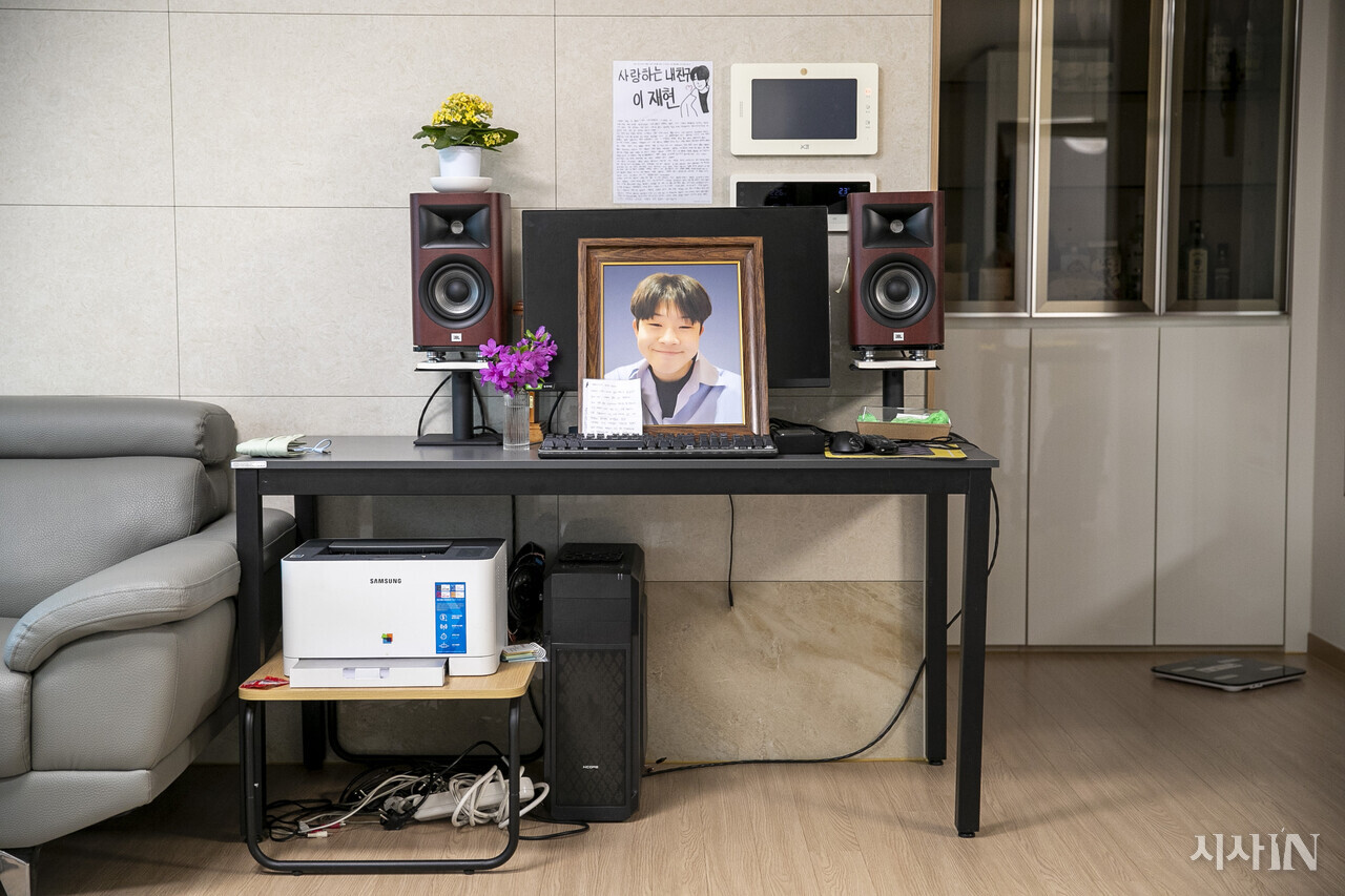 부모는 재현 군이 쓰던 컴퓨터 책상 위에 사진을 올려두었다. ⓒ시사IN 박미소