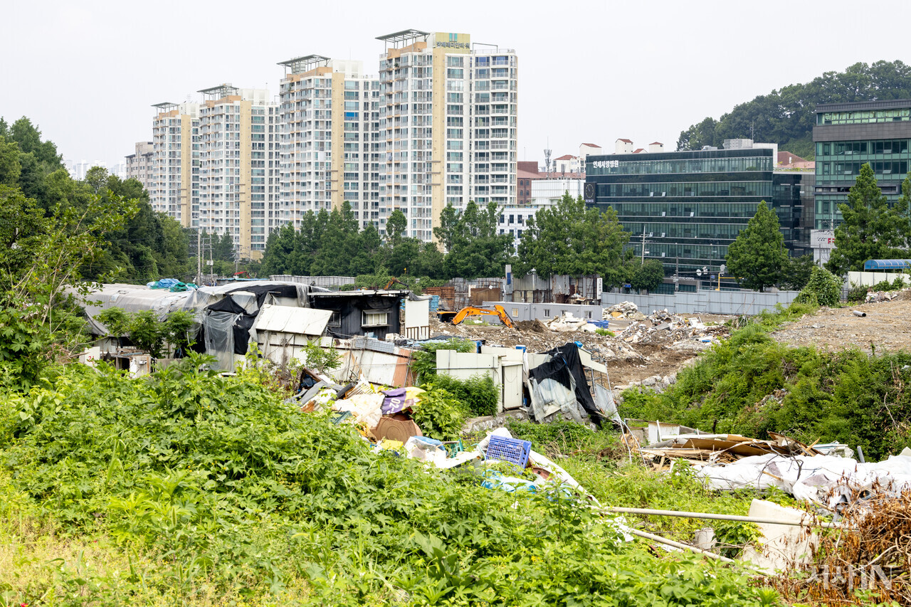 철거 공사 중인 성뒤마을 모습. ⓒ시사IN 박미소