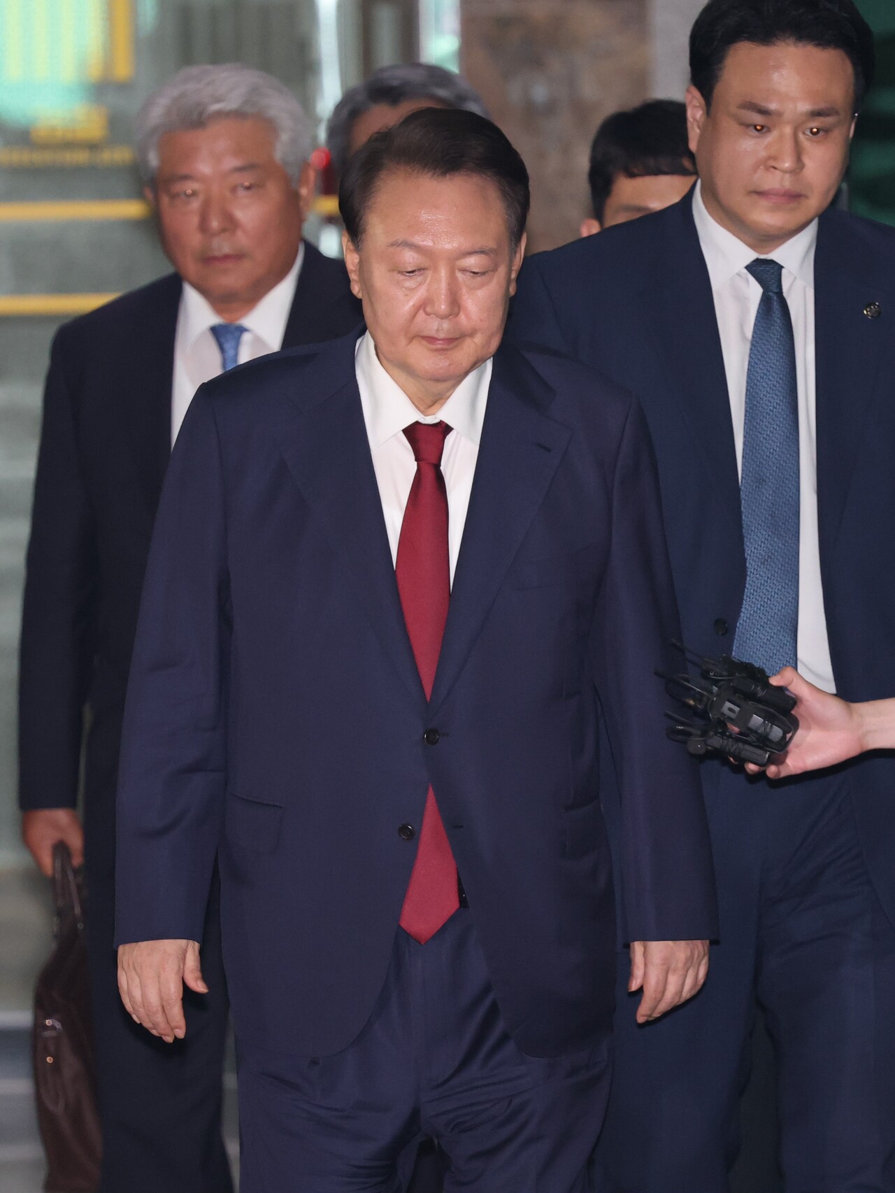 피의자 신분으로 1차 내란 특검 조사를 받은 윤석열씨가 서울고검 청사를 나서고 있다. ⓒ공동취재