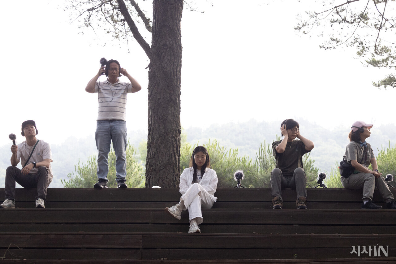 6월27일 경남 산청군의 산아책방 뒷산에서 임성택, 정효은, 김산아, 엄효정, 황호삼씨(왼쪽부터)가 소리를 듣고 있다. ⓒ시사IN 박미소