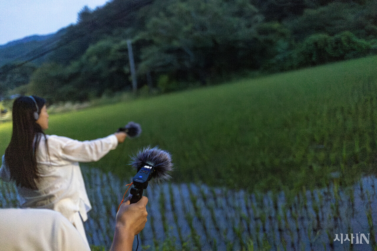 사운드 워커들이 경남 산청군 당산리의 한 논에서 개구리 소리를 듣고 있다. ⓒ시사IN 박미소