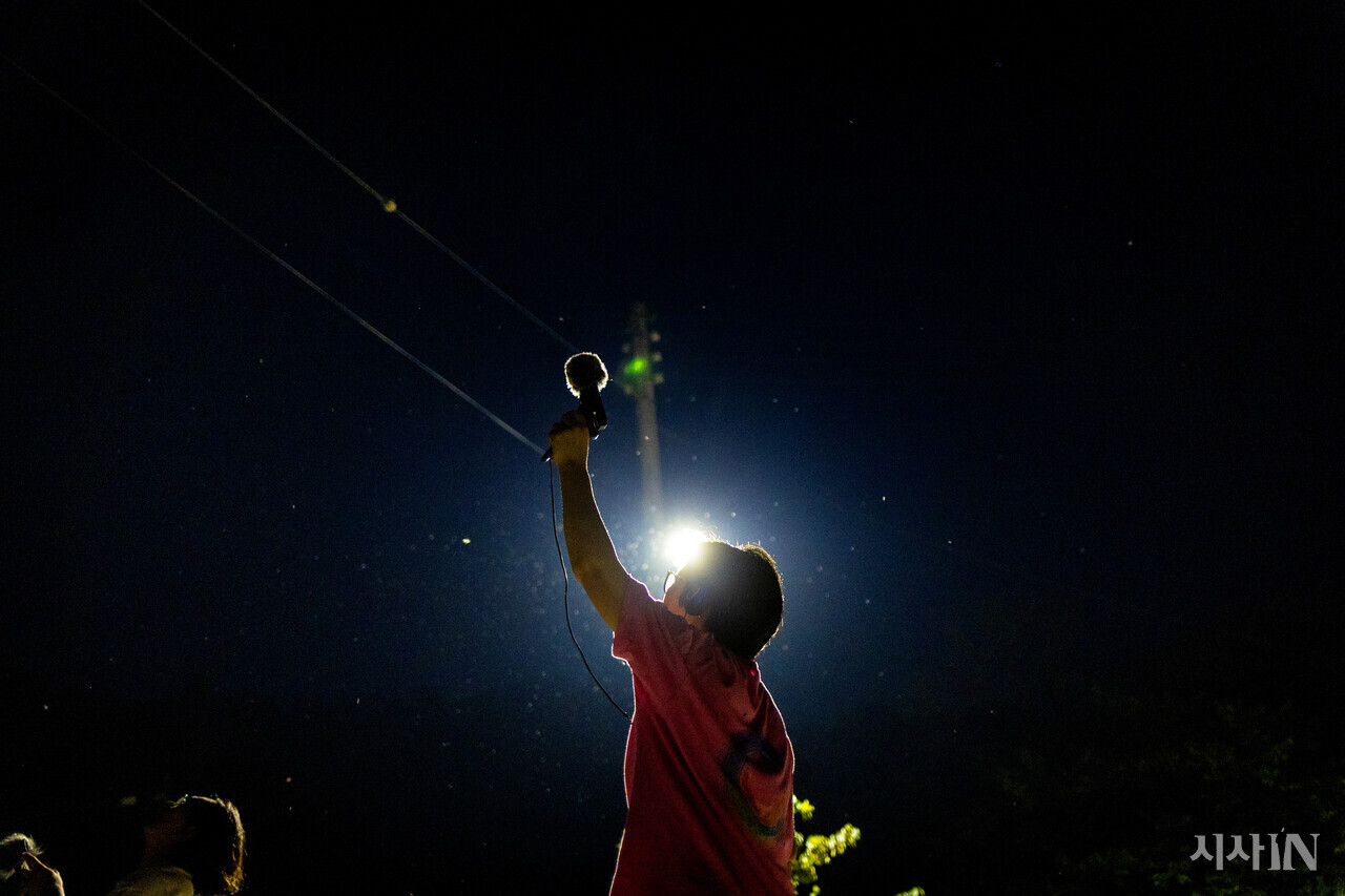 엄효정씨가 지향성 마이크를 들고 논 주변에서 나는 소리를 듣고 있다. ⓒ시사IN 박미소