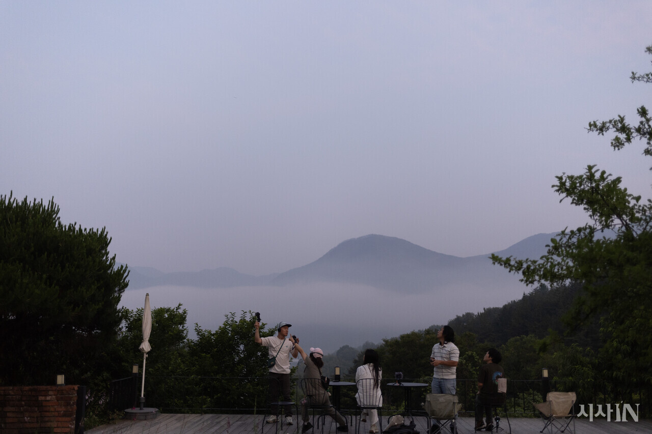 6월27일 새벽 4시30분. 사운드 워커들이 새소리를 듣고 있다. ⓒ시사IN 박미소