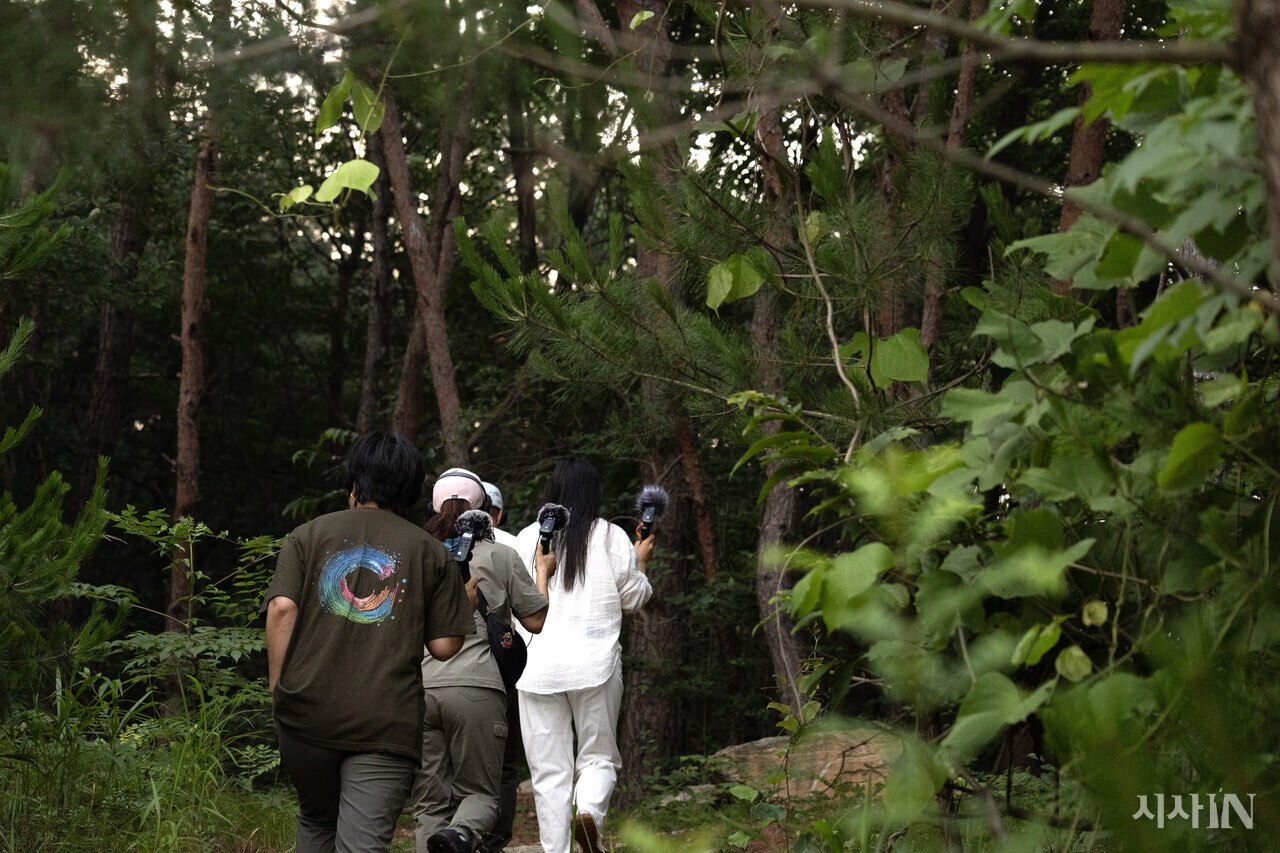 아침 해가 뜬 후 뒷산으로 올라가는 중. ⓒ시사IN 박미소
