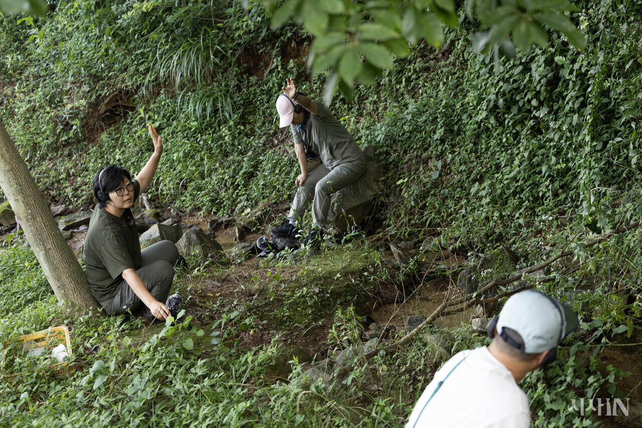 사운드 워커들이 냇물 소리를 녹음하기 위해 준비하고 있다. ⓒ시사IN 박미소