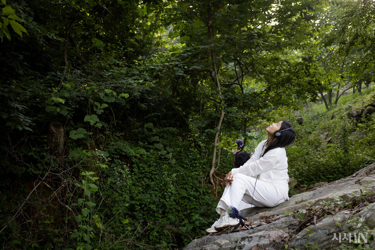 김산아씨가 바위에 앉아 물과 새소리를 듣고 있다. ⓒ시사IN 박미소