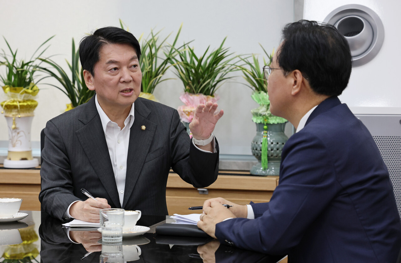 7월2일 국민의힘 송언석 비상대책위원장 겸 원내대표(오른쪽)와 안철수 의원이 만나 대화하고 있다. ⓒ공동취재