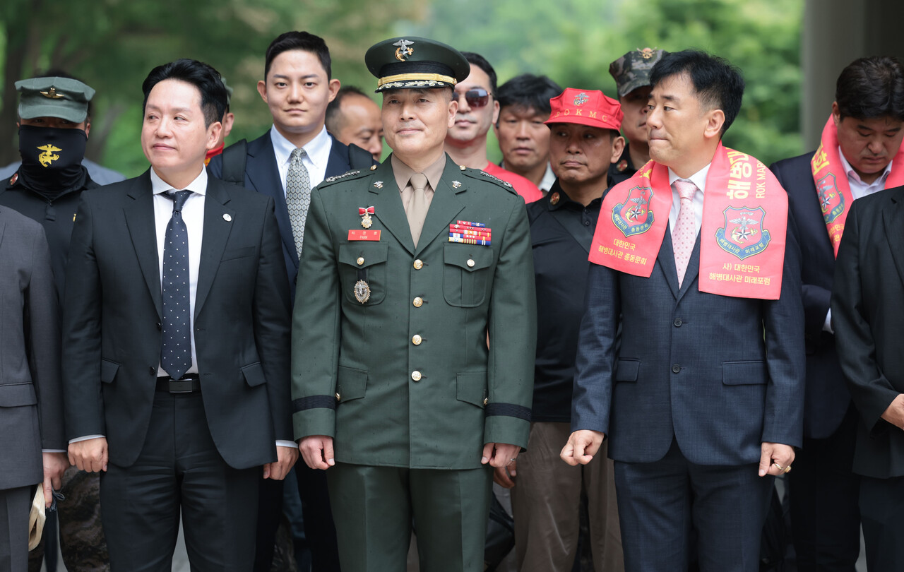 박정훈 전 해병대 수사단장(대령)이 6월27일 서울 서초구 서울중앙지방법원에서 열린 '항명·상관 명예훼손 혐의' 2심 속행 공판 출석에 앞서 기자회견에 참석하고 있다. ⓒ연합뉴스