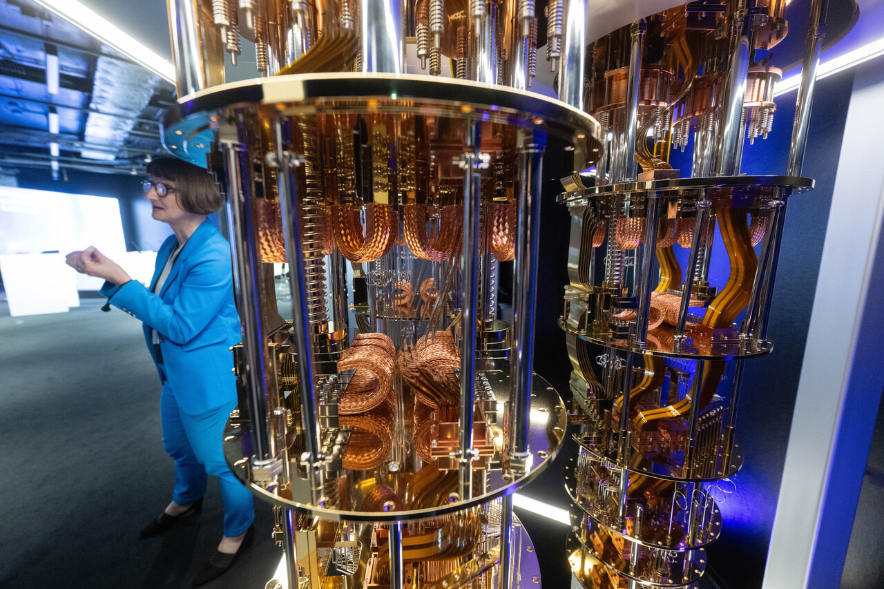2024년 10월1일 IBM이 독일 에닝겐에 유럽 최초의 양자 데이터 센터를 열었다. 이곳에 전시된 양자 컴퓨터의 양자 칩 서스펜션 모형. ⓒDPA