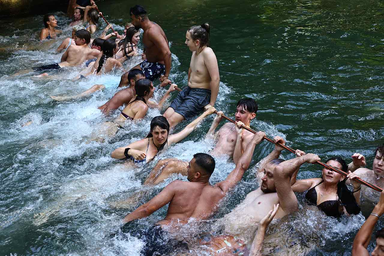 2025년 7월 1일(현지시간) 독일 뮌헨에서는 사람들이 더위를 피해 개울에 뛰어들었다. ⓒEPA