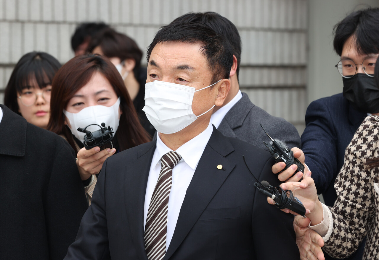 도이치모터스 주가 조작 혐의로 재판에 넘겨진 권오수 전 도이치모터스 회장이 2023년 2월10일 1심 선고 후 법정을 나서고 있다. 권 전 회장은 이날 징역 2년에 집행유예 3년, 벌금 3억 원을 선고 받았다.ⓒ공동취재