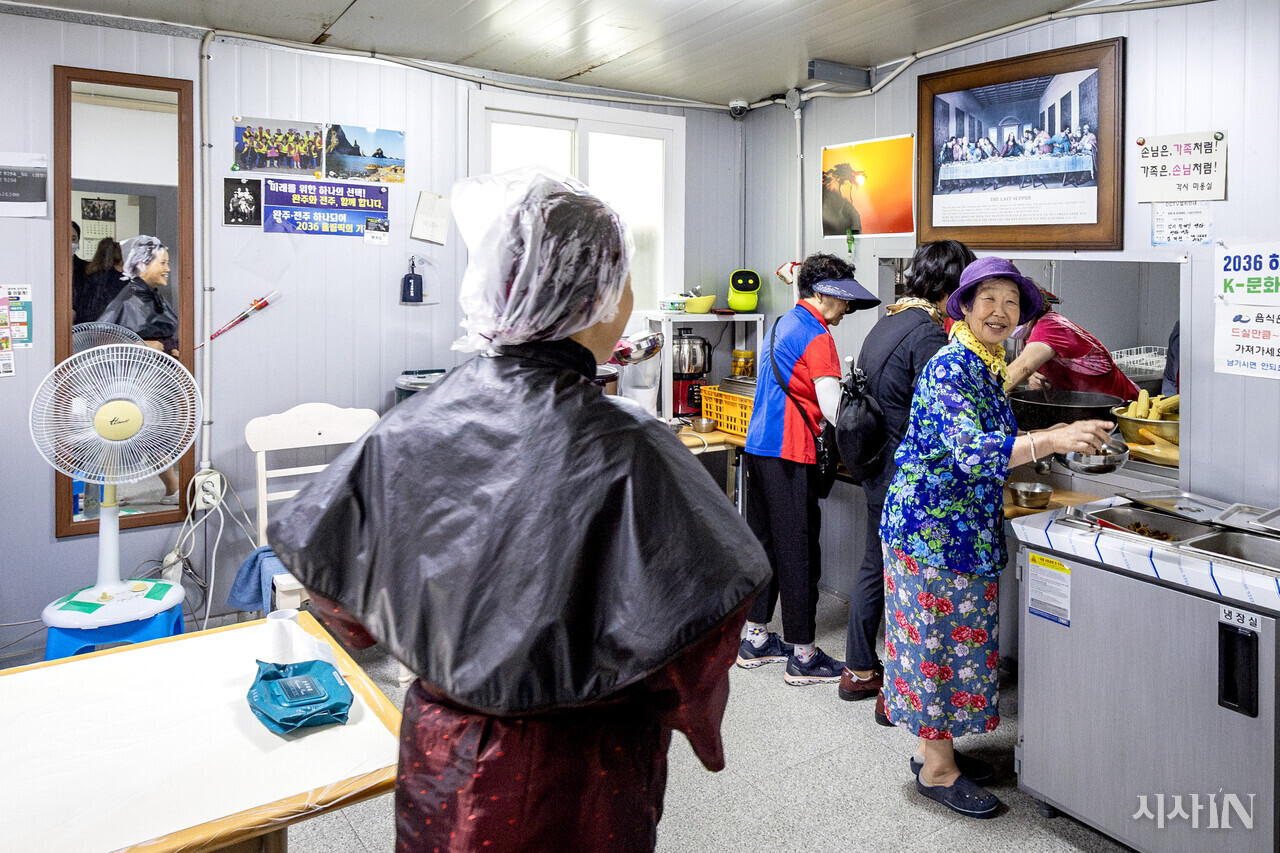미용실 손님들이 김 원장이 준비한 밥과 반찬을 받기 위해 줄을 서 있다. ⓒ시사IN 박미소
