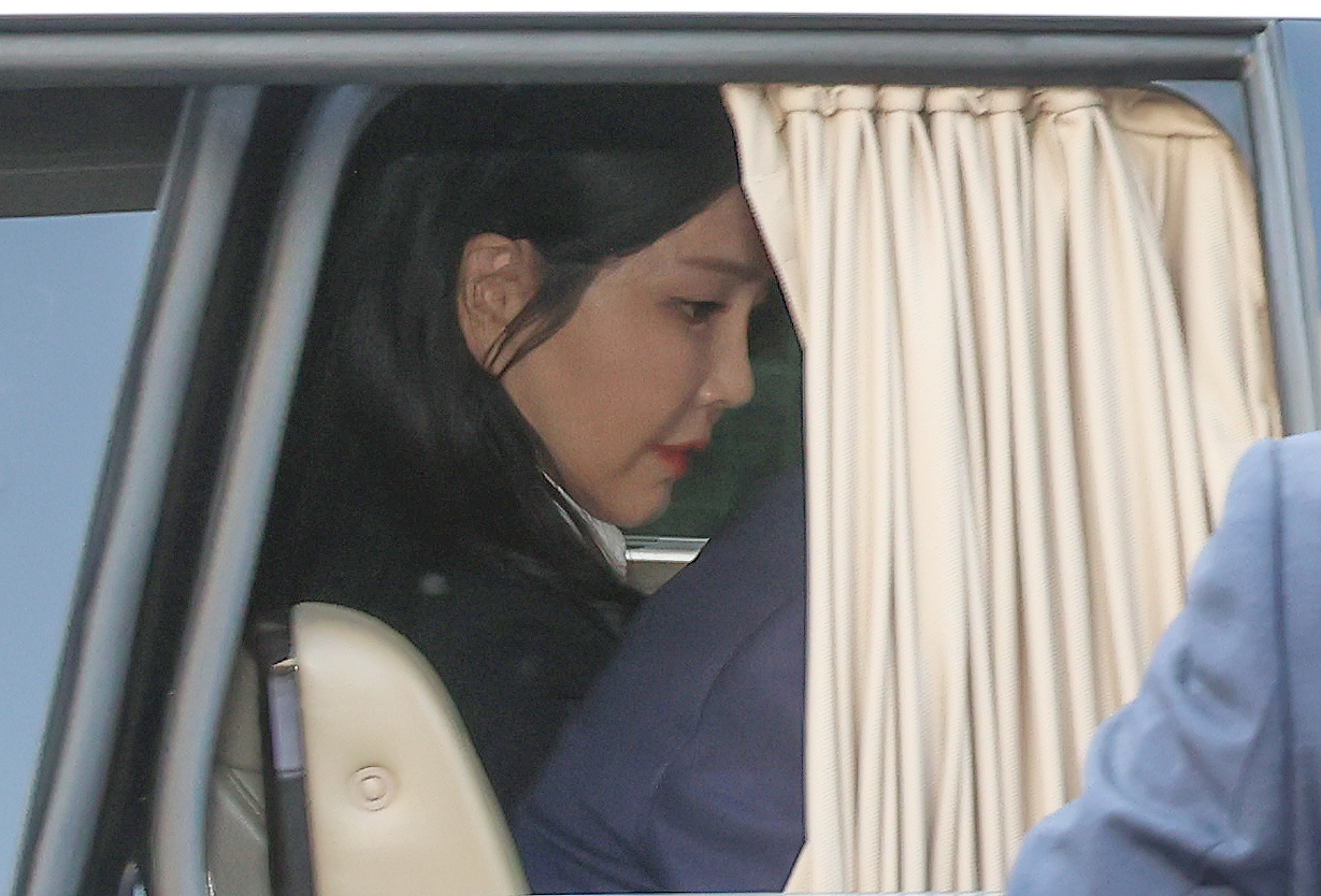 4월11일 김건희씨가 서울 용산구 한남동 대통령 관저를 떠나 서초동 자택으로 이동하는 차에 탑승해있다. ⓒ공동취재