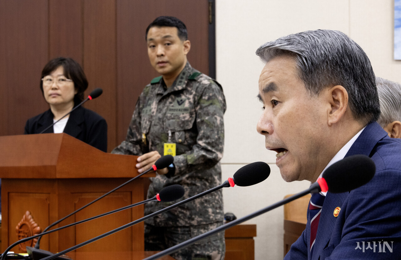 2023년 8월25일 국회 국방위원회에서 김진락 당시 국방부 조사본부 수사단장(가운데)이 이종섭 국방부 장관(오른쪽)을 지켜보고 있다. ⓒ시사IN 조남진