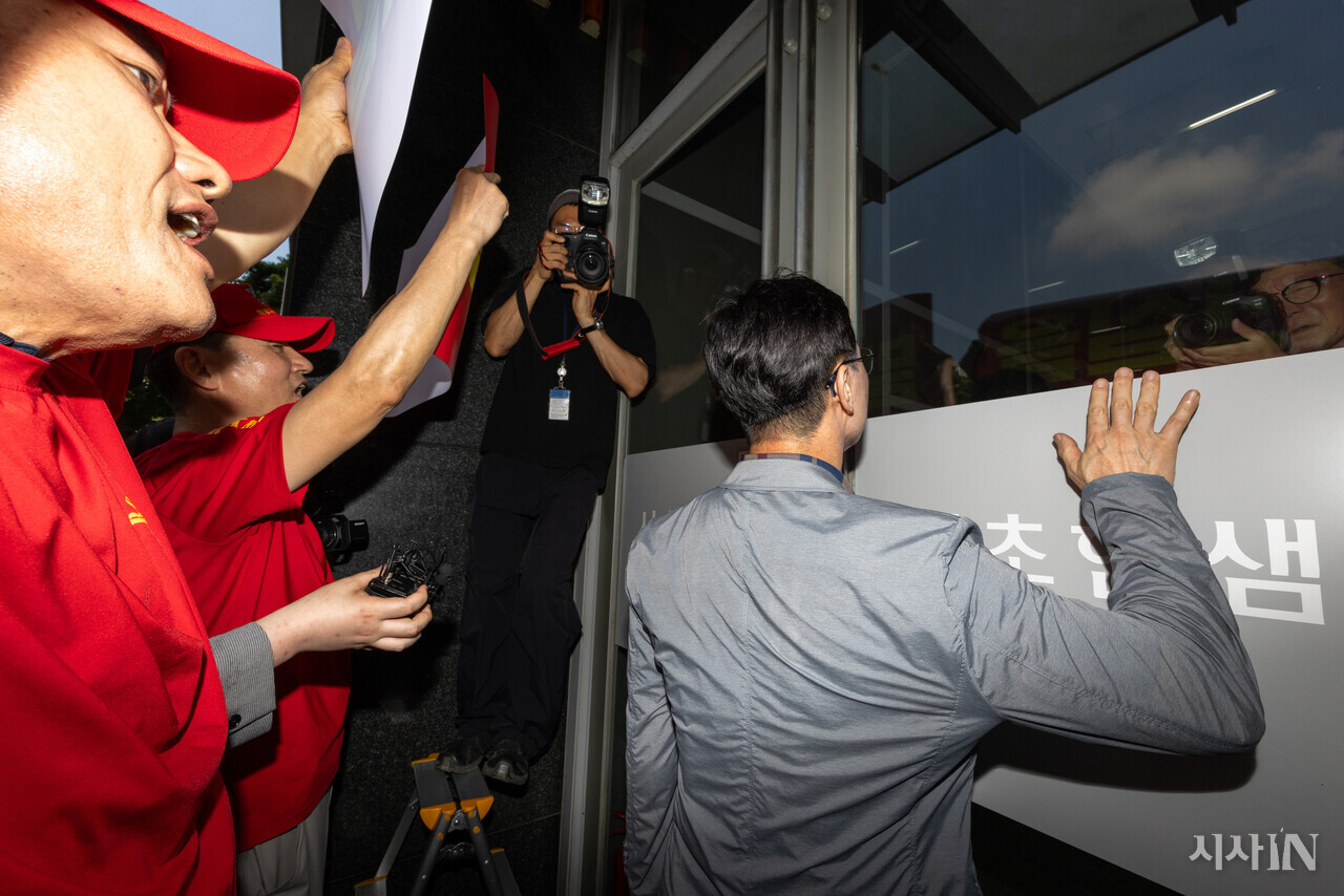 7월29일 일방적으로 채 상병 특검 사무실을 찾은 임성근 전 사단장이 해병대 예비역 연대 회원들의 항의를 받으며 건물 안으로 들어가려 시도하고 있다. ⓒ시사IN 신선영