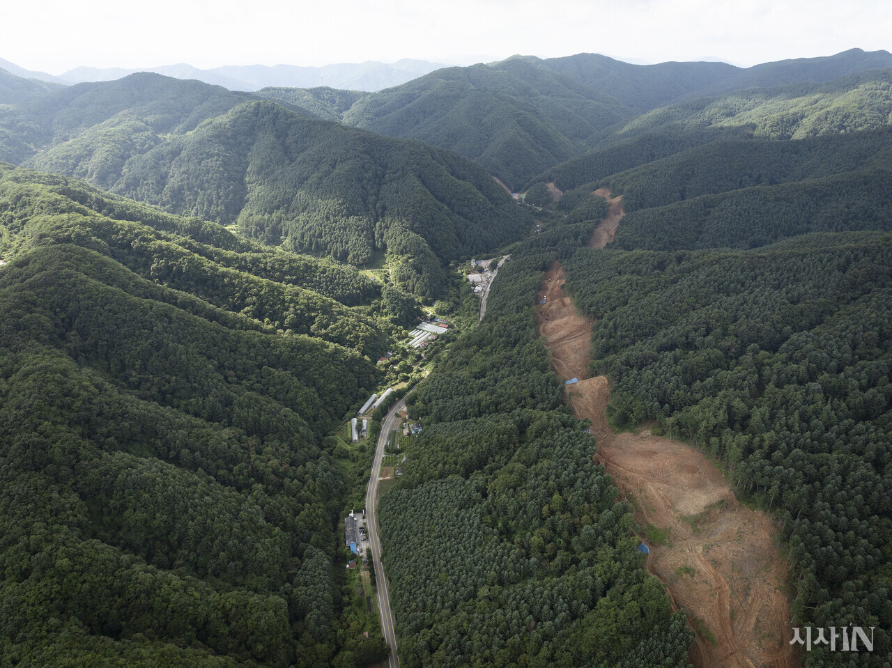 강원도 홍천군 화촌면 풍천리 일대 56번 국도 이설 공사 현장. 한국수력원자력이 발주처인 이 공사는 홍천 양수발전소 하류 댐이 건설되면 수몰될 56번 국도(사진 가운데)를 대체할 도로 공사이다. 하지만 홍천 양수발전소는 아직 실시계획 인가도 떨어지지 않은 상태여서 이설도로 공사에 의혹이 일고 있다. ⓒ시사IN 이명익