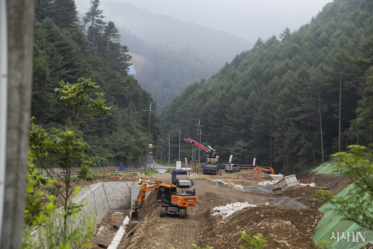 8월5일 강원도 홍천군 화촌면 풍천리 일대에서 56번 국도 이설 공사를 하고 있는 현장. ⓒ시사IN 이명익