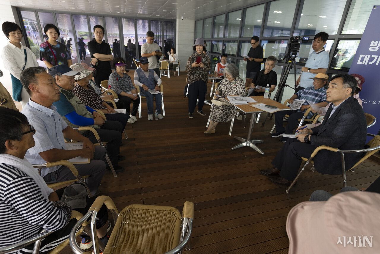 8월1일 이창후 홍천풍천리양수발전소건설반대위원회 총무(왼쪽 두 번째)가 서울 종로구 창성동 국정기획위원회를 찾아 노태호 국정기획위원회 사회 2분과 전문위원(맨 오른쪽)에게 홍천 양수발전소 사업의 진행 상황에 대해 설명하고 있다. ⓒ시사IN 이명익