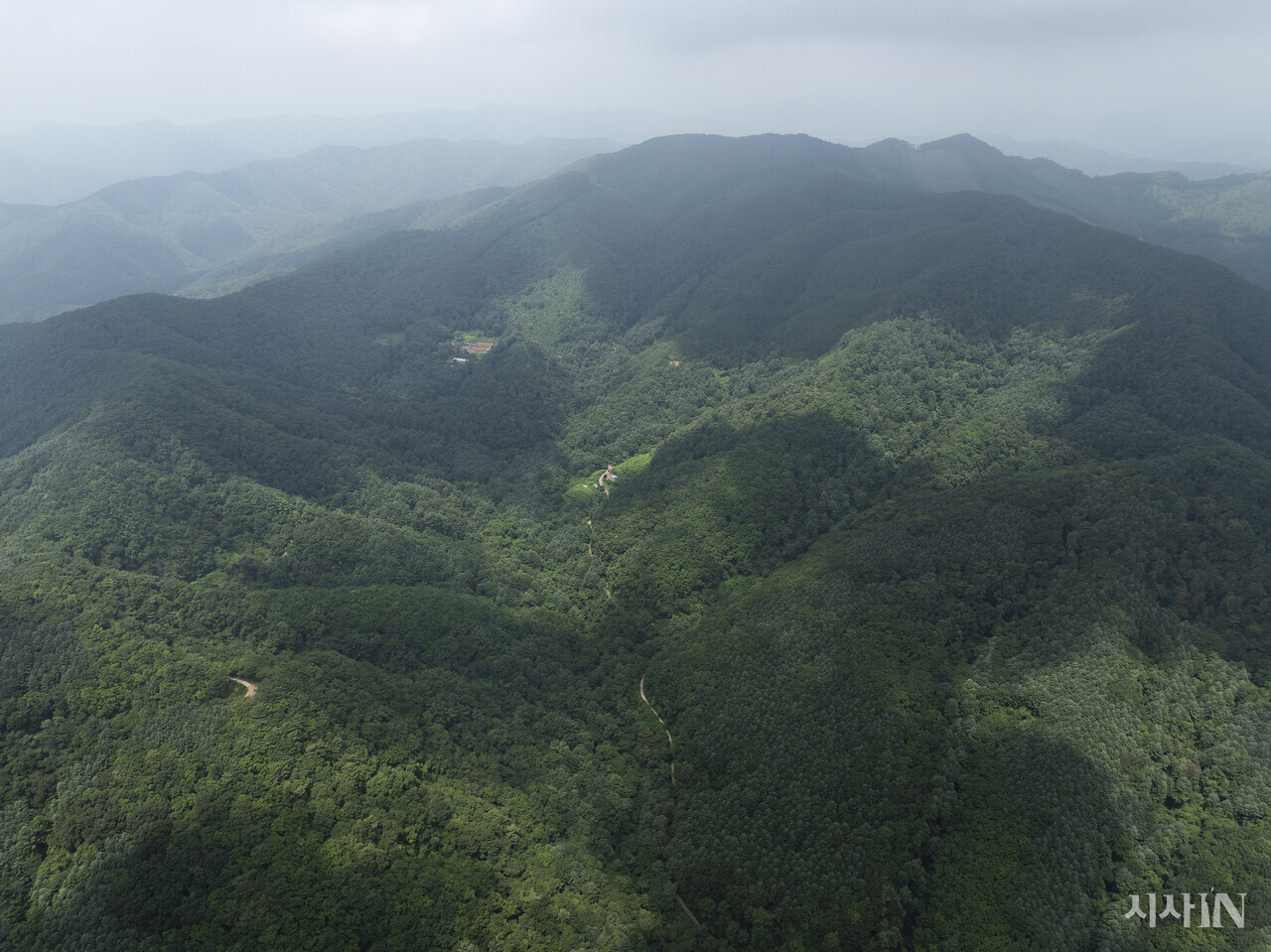 강원도 홍천군 양수발전소 상부 댐 건설 예정지 모습. 사업이 진행되면 산골짜기 한쪽을 메워 댐을 만들 예정이다. ⓒ시사IN 이명익