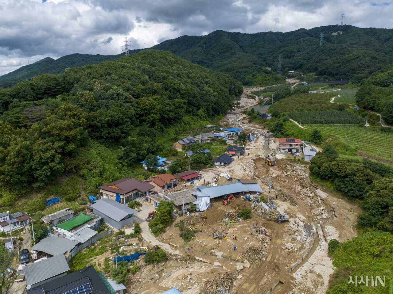 경북 예천군 벌방리에서 폭우로 인해 산사태가 발생한 후, 2023년 7월17일 복구 작업이 진행되던 마을의 모습. ⓒ시사IN 박미소