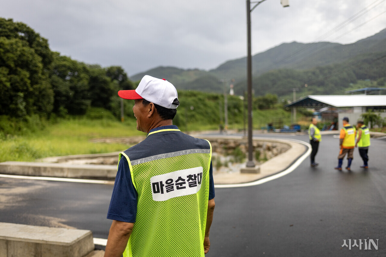 8월6일 유광호 마을 이장을 비롯한 마을 순찰대원들이 벌방리 마을을 순찰하고 있다. ⓒ시사IN 박미소