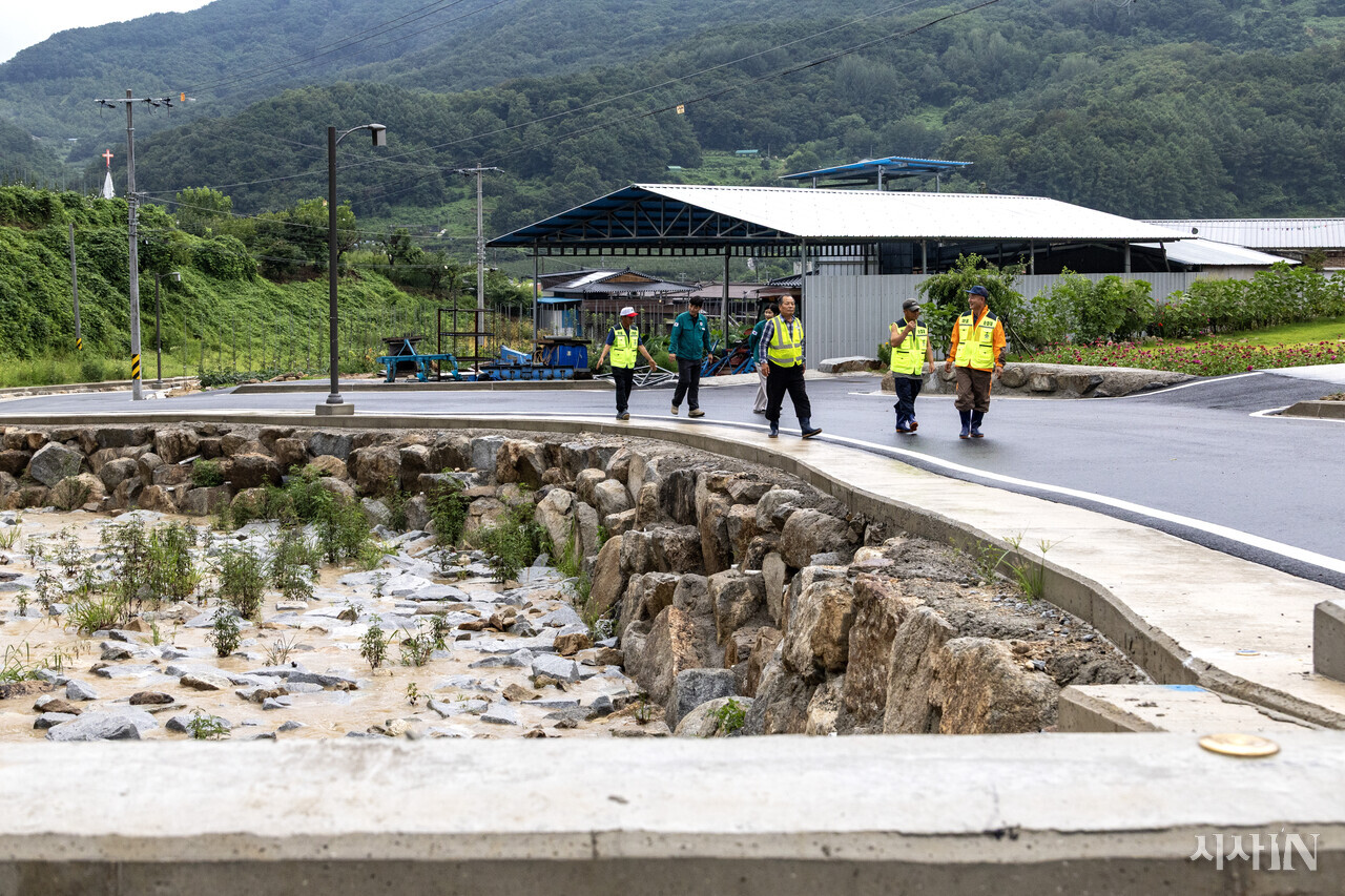 마을 순찰대원들과 감천면사무소 직원들이 넓어진 세천 옆을 지나고 있다. ⓒ시사IN 박미소