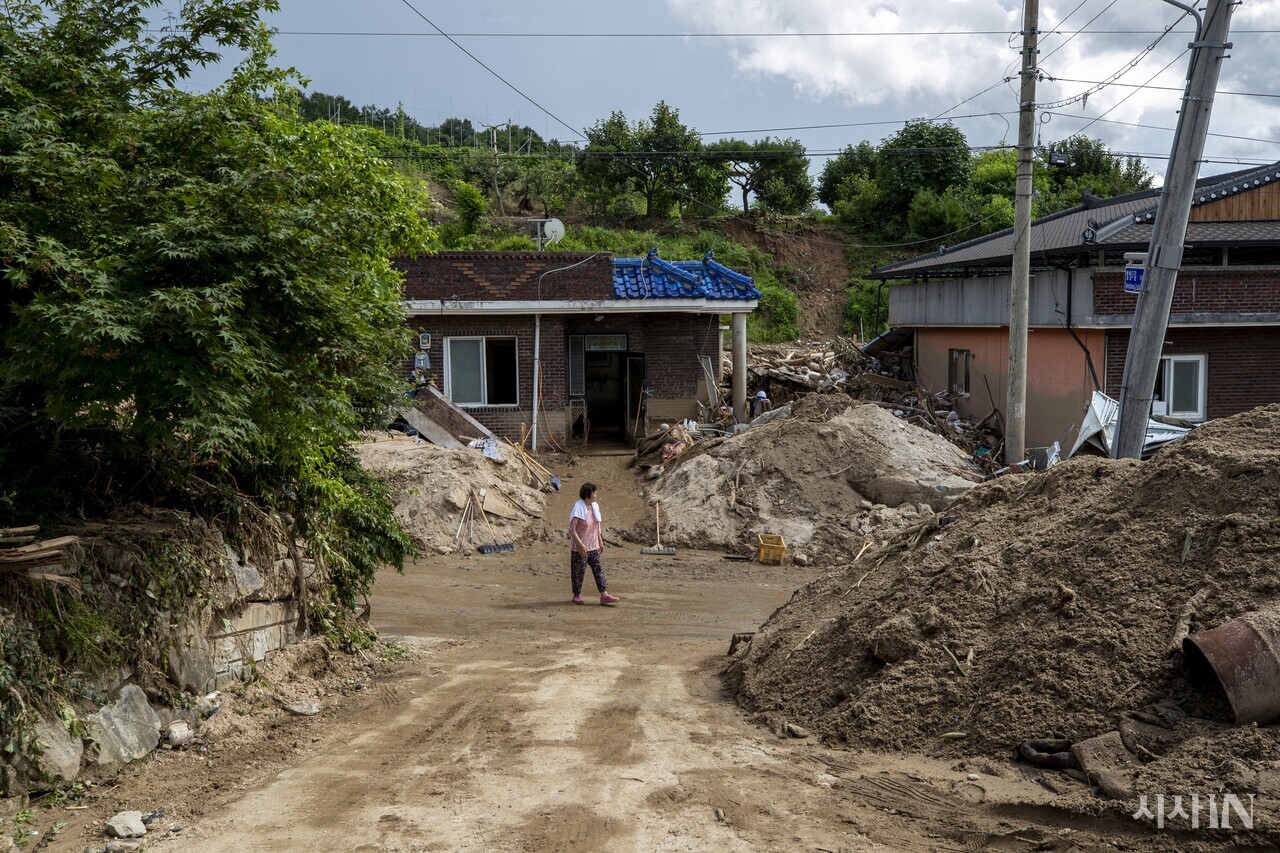 2023년 7월17일, 산사태 피해를 입은 윤제순씨가 자택 앞에 서 있다. ⓒ시사IN 박미소