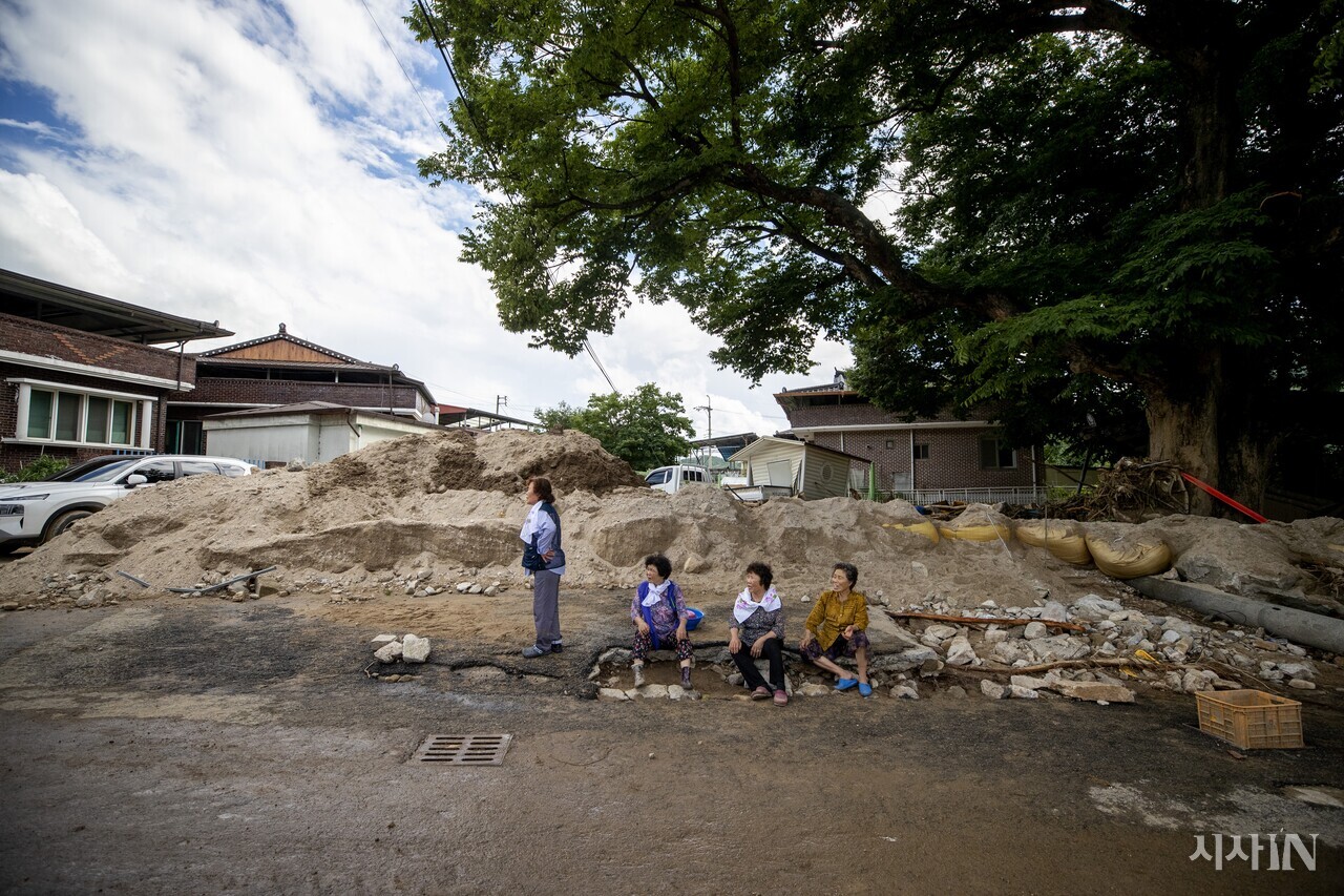 2023년 7월17일 마을 주민들이 훼손된 마을 쉼터에서 휴식 중인 모습. ⓒ시사IN 박미소