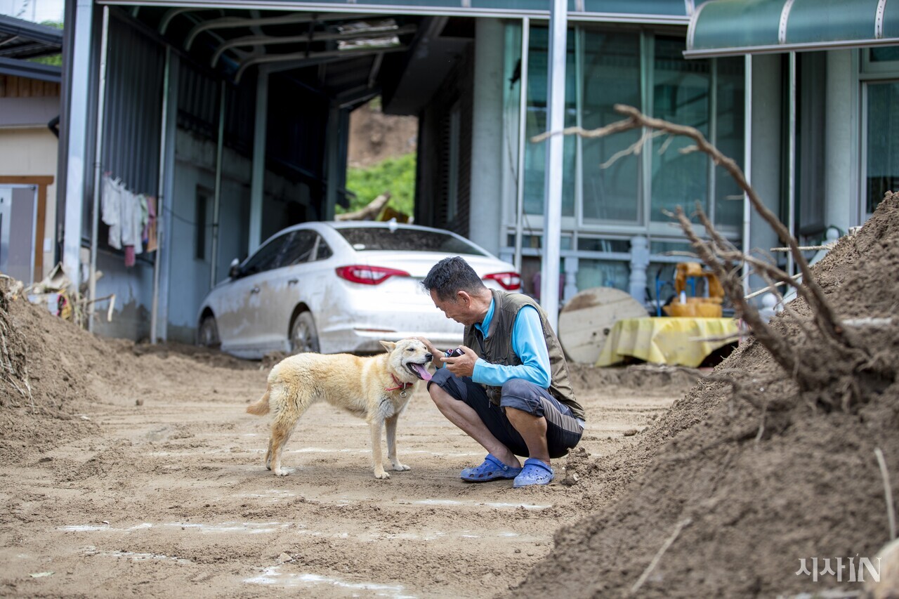 2023년 7월17일 폭우로 쓸려갔다가 28시간 만에 돌아온 반려견 ‘진순이’가 권호량씨와 시간을 보내고 있다. ⓒ시사IN 박미소