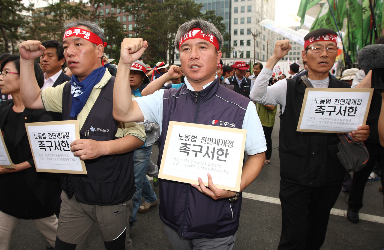 2012년 6월 총파업을 지휘하고 있는 김영훈 당시 민주노총 위원장(가운데). ⓒ시사IN 이명익
