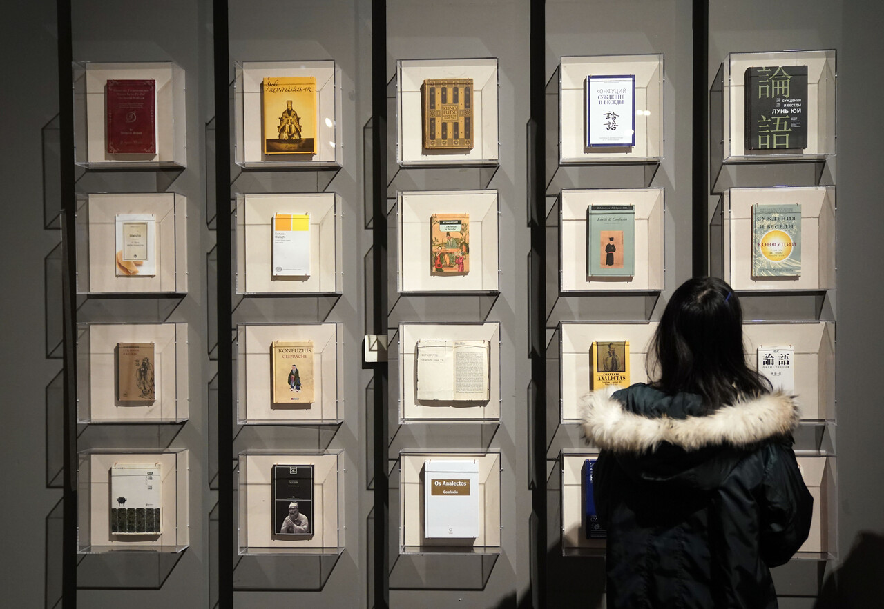 중국 베이징 국립박물관에 다양한 언어로 번역된 〈논어〉가 전시돼 있다. ⓒXinhua