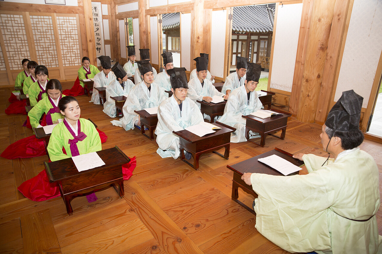 경남 양산시 남강서원에서 조선시대 유생 복장으로 〈논어〉를 공부하는 학생들의 모습. ⓒ연합뉴스