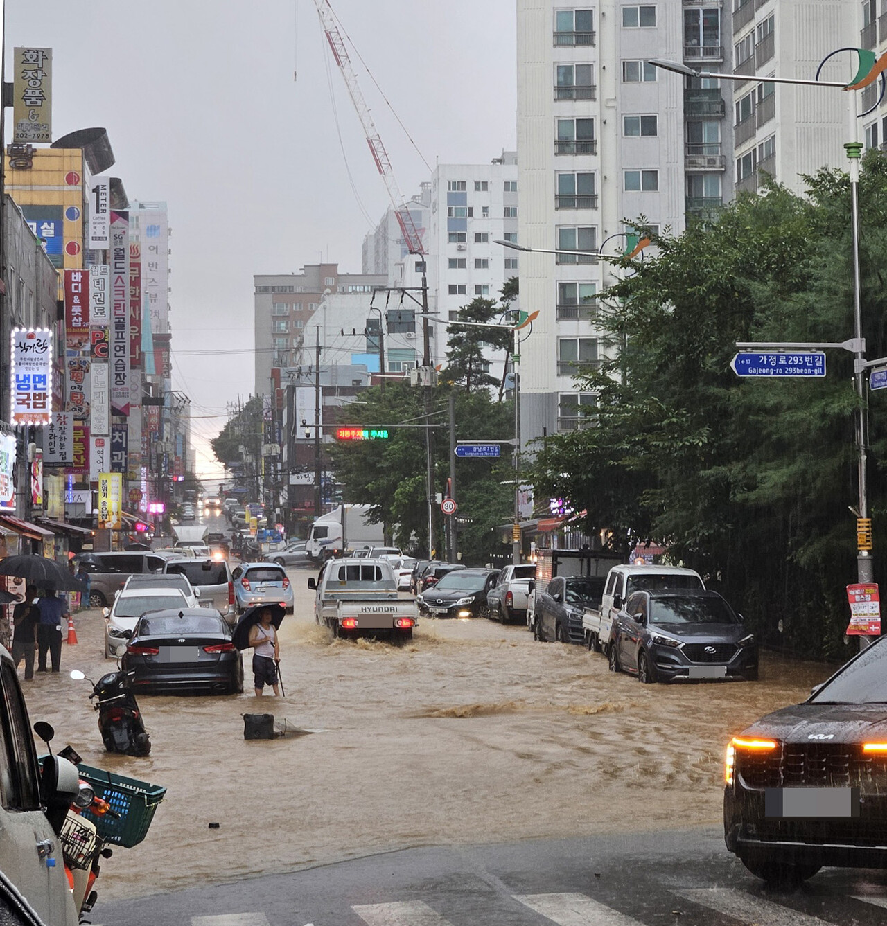 수도권에 많은 비가 내린 8월13일 인천 서구 강남시장 앞 도로가 침수돼 있다. ⓒ독자제공