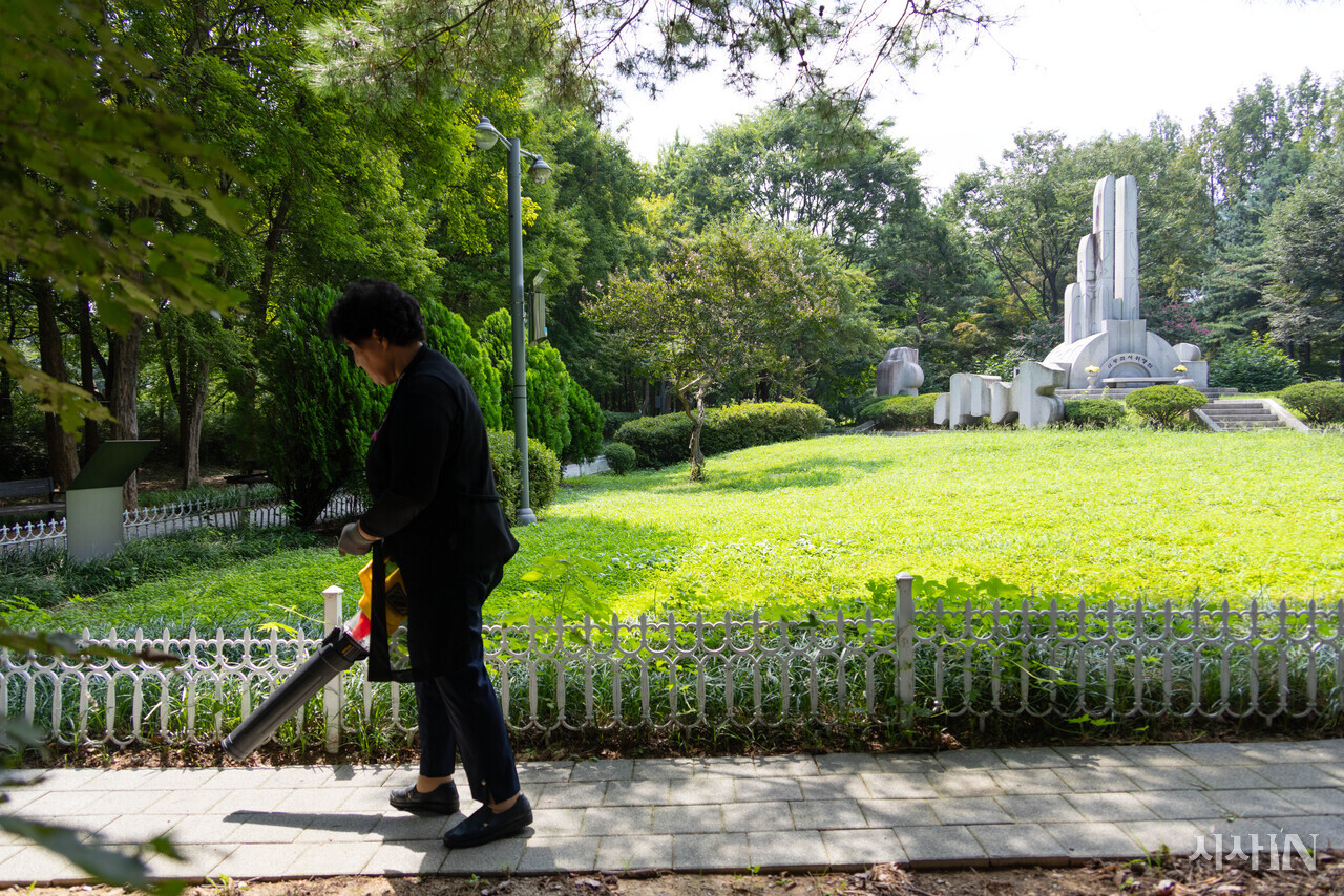 진옥자씨는 양재시민의숲에 세워진 위령탑을 매주 방문해 주변을 정돈한다. ⓒ시사IN 신선영