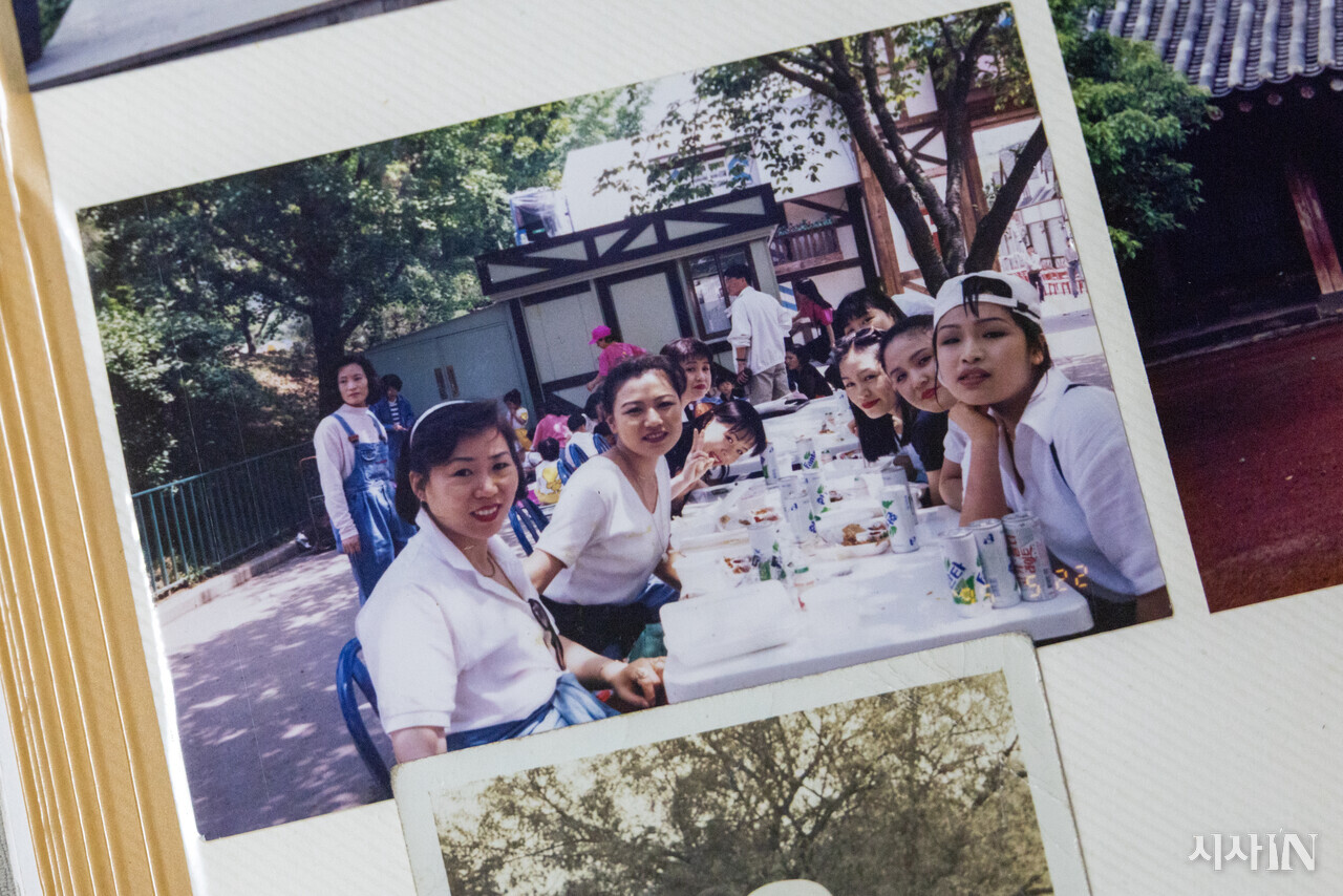 고 정창숙씨(앉은 이들 중 왼쪽에서 두 번째)가 참사 전 삼풍백화점 근무 동료들과 제주도 여행을 가서 찍은 사진. ⓒ시사IN 신선영